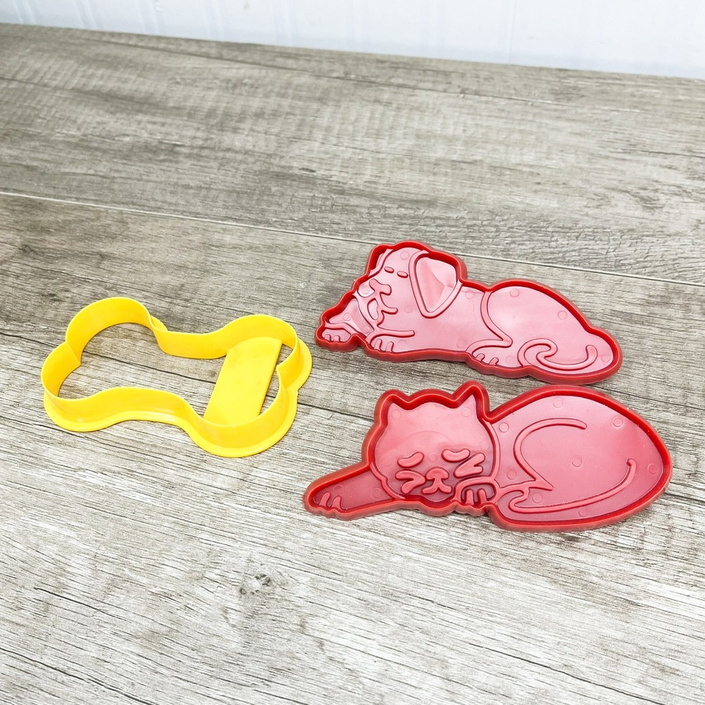 Vintage Cat and Dog Cookie Cutters, Chilton Baking Accessories